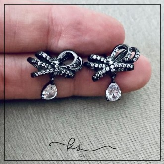 Detalhes do produto brinco ródio negro laço triplo zircônias com gota pendurada
