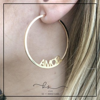 Detalhes do produto brinco ouro argola grande lisa com escrita AMOR