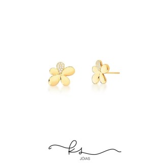 Detalhes do produto Brinco ouro flor 5 pétalas sendo uma cravejada zircônias